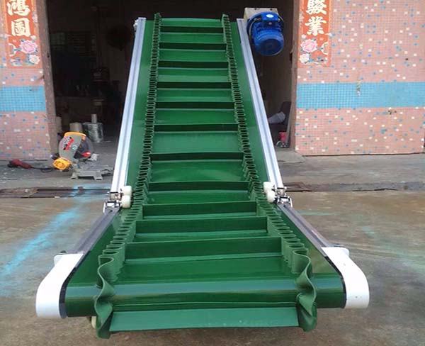 輕型裙邊擋板輸送機(jī)